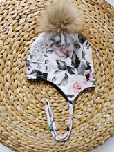 Charger l'image dans la galerie, Tuque fleurie fond blanc en coton