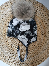 Charger l'image dans la galerie, Tuque fleurie noir/blanc oreilles - SUR COMMANDE