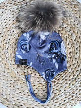 Charger l'image dans la galerie, Tuque fleurie oreilles marine - SUR COMMANDE