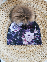 Charger l'image dans la galerie, Tuque fleurie fond noir - SUR COMMANDE