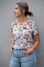 Charger l'image dans la galerie, T-shirt Zoé - Fleuri latté