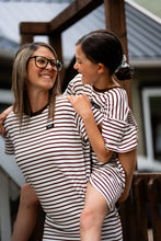 Charger l'image dans la galerie, Robe oversize enfant - Noisette rayée