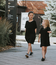 Charger l&#39;image dans la galerie, Robe à poche enfant nomade - Noir