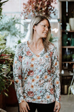 Charger l&#39;image dans la galerie, Chandail long col V - Fleuri latté