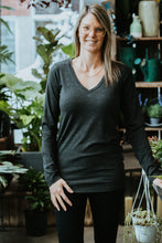 Charger l&#39;image dans la galerie, Chandail long col V - Rib gris charcoal