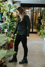 Charger l&#39;image dans la galerie, Chandail long col V - Rib gris charcoal