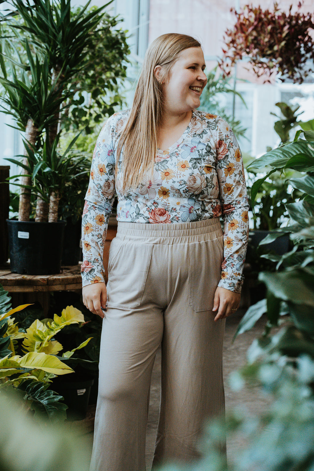 Chandail long col V - Fleuri latté