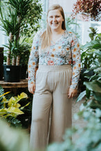 Charger l&#39;image dans la galerie, Chandail long col V - Fleuri latté