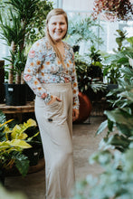 Charger l&#39;image dans la galerie, Chandail long col V - Fleuri latté