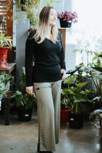 Charger l&#39;image dans la galerie, Chandail long col V - Rib noir