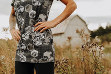 Charger l&#39;image dans la galerie, T-Shirt Tunic courte - Fleurie noir/gris